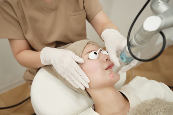 Improvement of acne scars with laser! Hiroshima Yayoi Clinic explains recommended treatments by type.