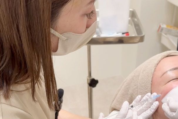 広島ヤヨイクリニックの医師がお客様の目元付近にリジュラン注射を注入している様子